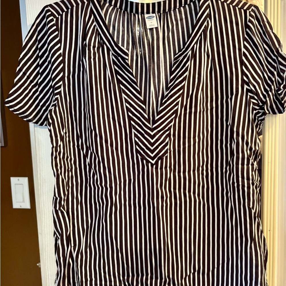 Old Navy Black and White V-Neck Short Sleeve Blouse